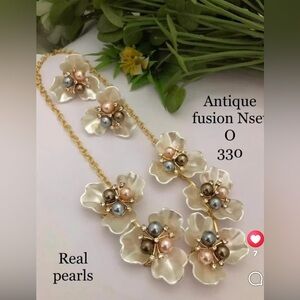 Elegant Floral Pearl Necklace